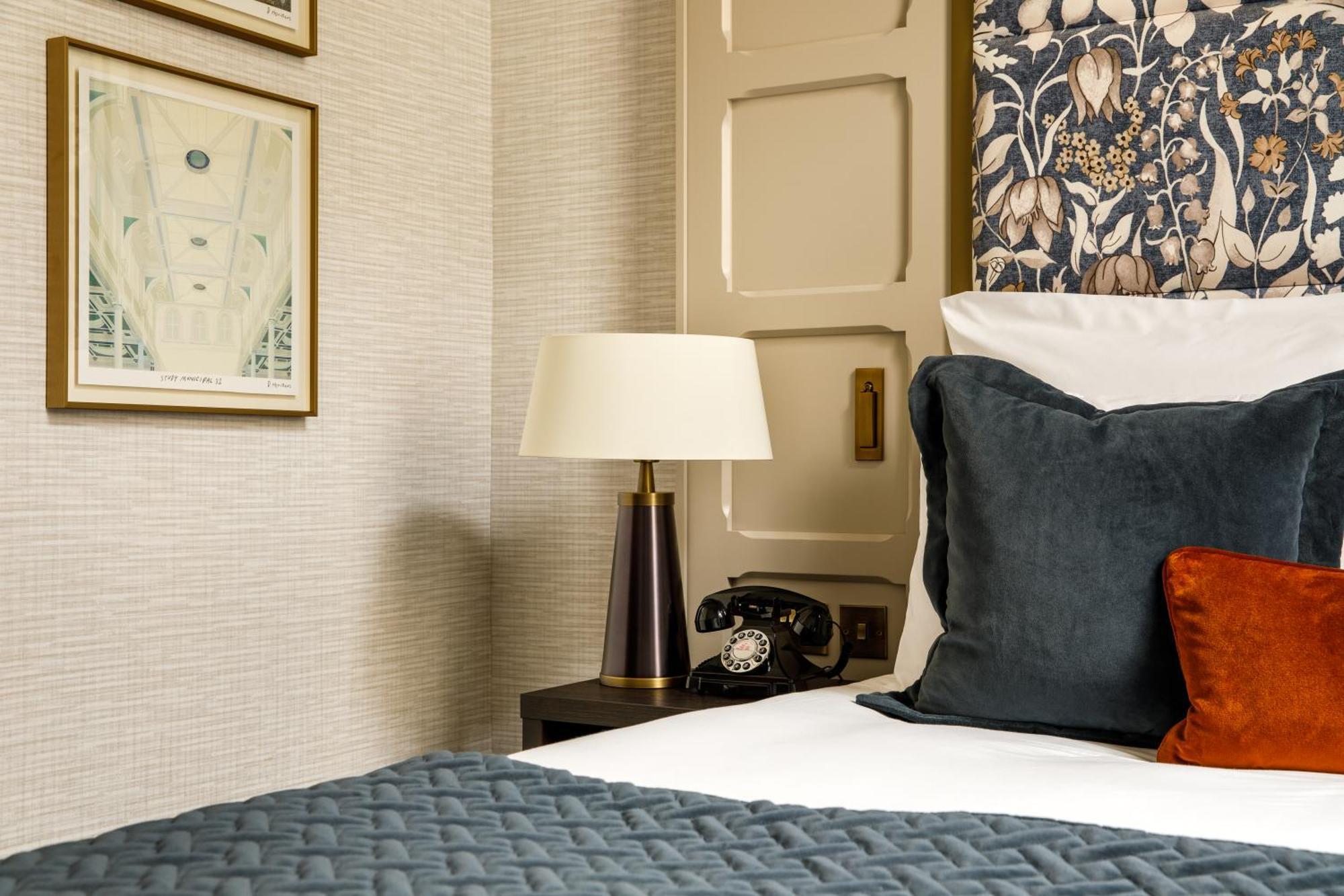 The Municipal Hotel Liverpool - Mgallery Екстериор снимка A bedroom at The Mitre